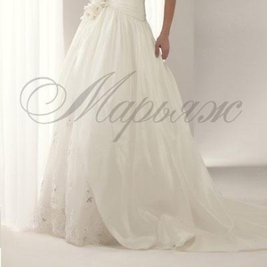Продам весільну сукню білого кольору зі шлейфом